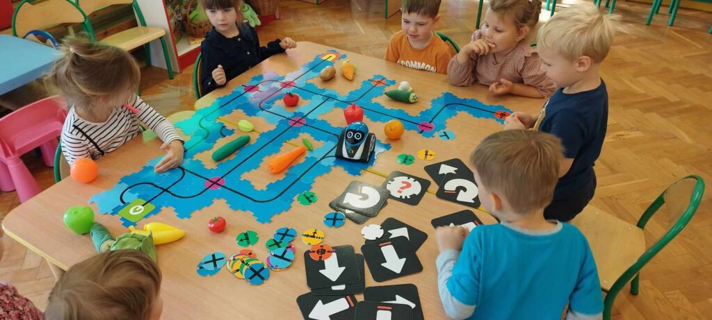 Dzieci grają w grę na stole.