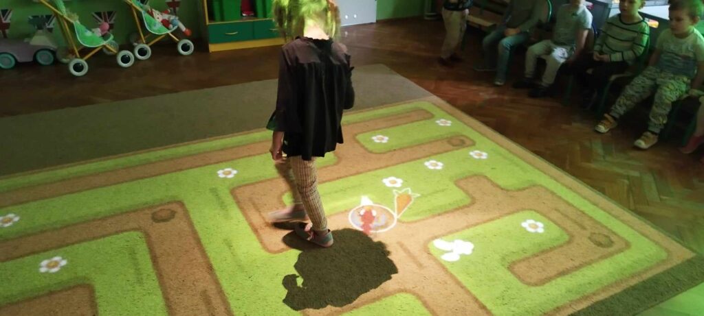 Dziewczynka porusza się po magicznym dywanie.