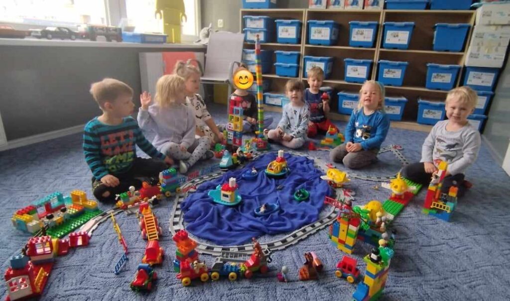 Dzieci budują miasto z klocków LEGO