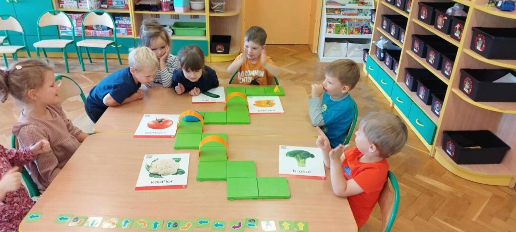 Dzieci grają w grę na stole.