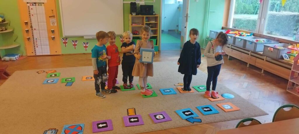 Dzieci grają w grę na dywanie.