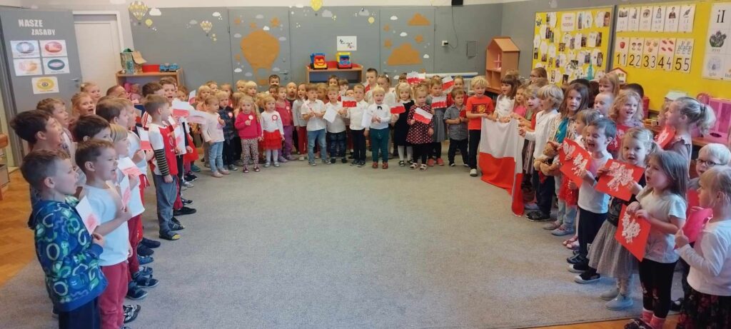 Dzieci na baczność śpiewają hymn Polski