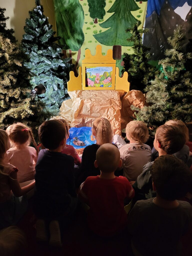 Dzieci oglądają inscenizację bajki ,,Trzy Małe Świnki"