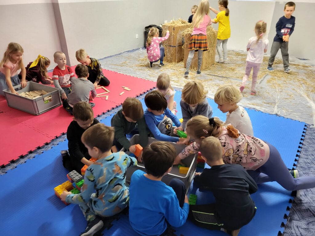 Dzieci budują domki z bajki ,,Trzy Małe Świnki"