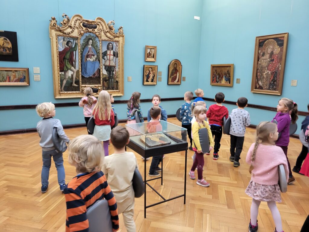 Dzieci oglądają obrazy w Muzeum Narodowym w Poznaniu