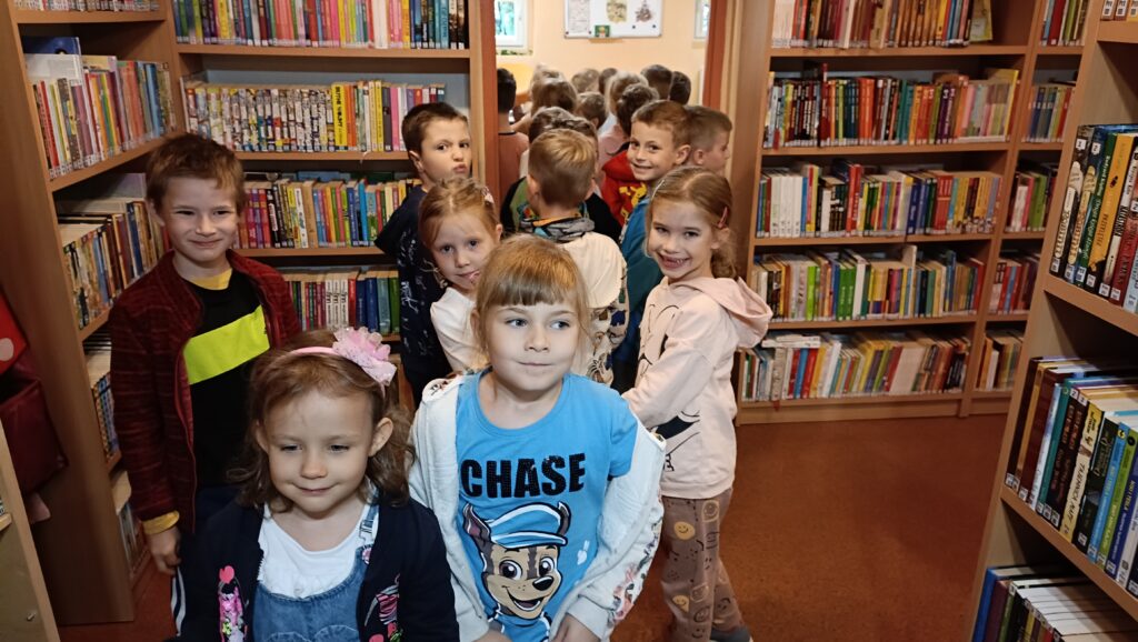 Wizyta grupy ,,Pszczół" w bibliotece.