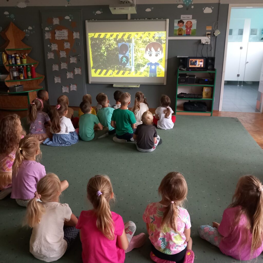 dzieci oglądają film o bezpieczeństwie na drodze