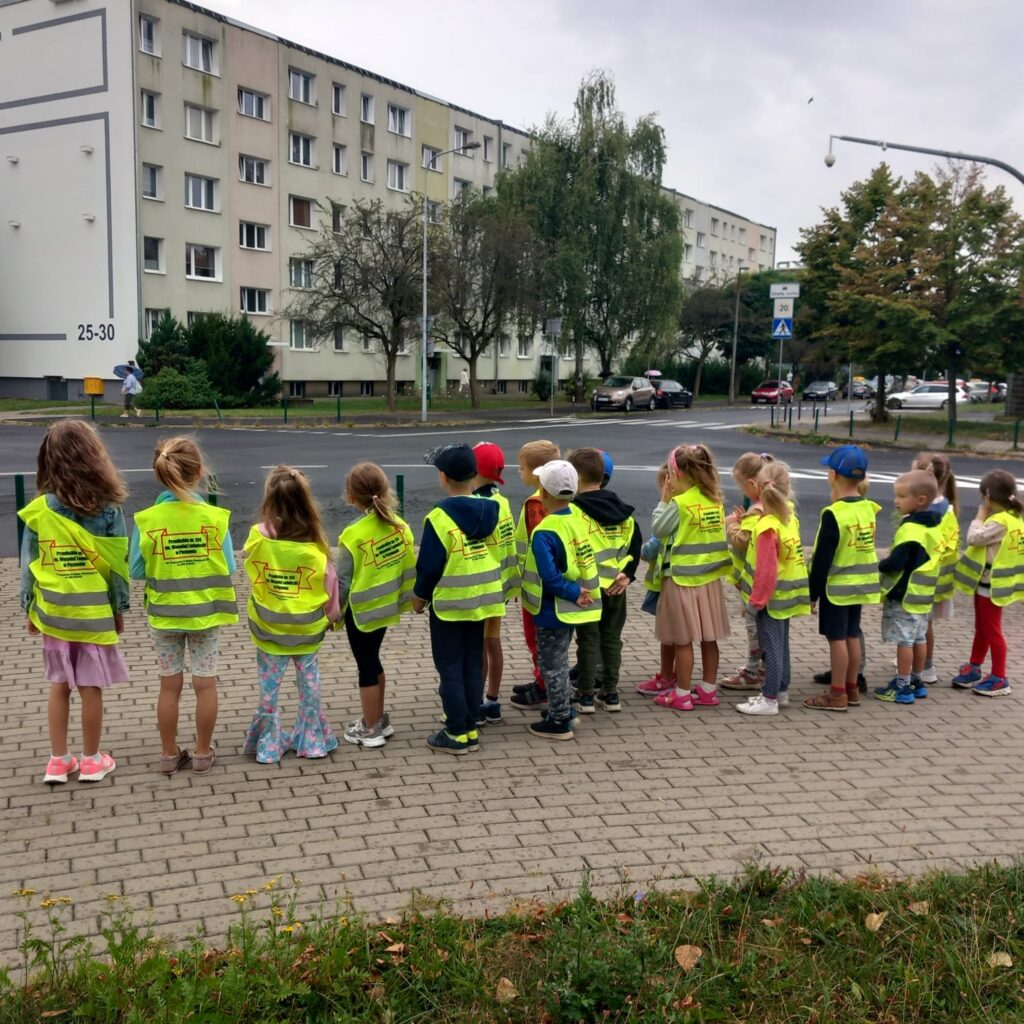 Dzieci stoją na chodniku