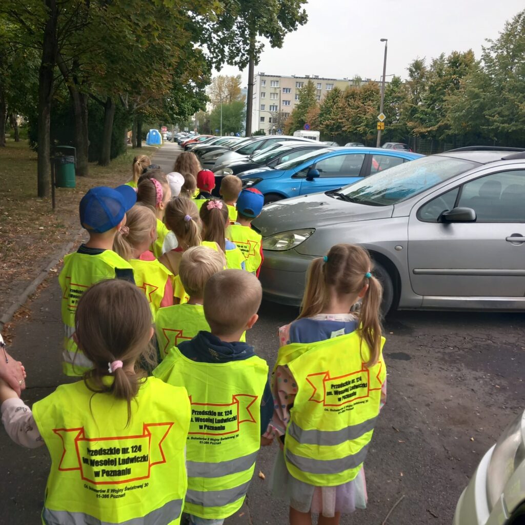 dzieci idą w parach po chodniku