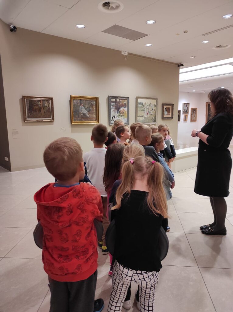 dzieci stoją w parach w Muzeum Narodowym