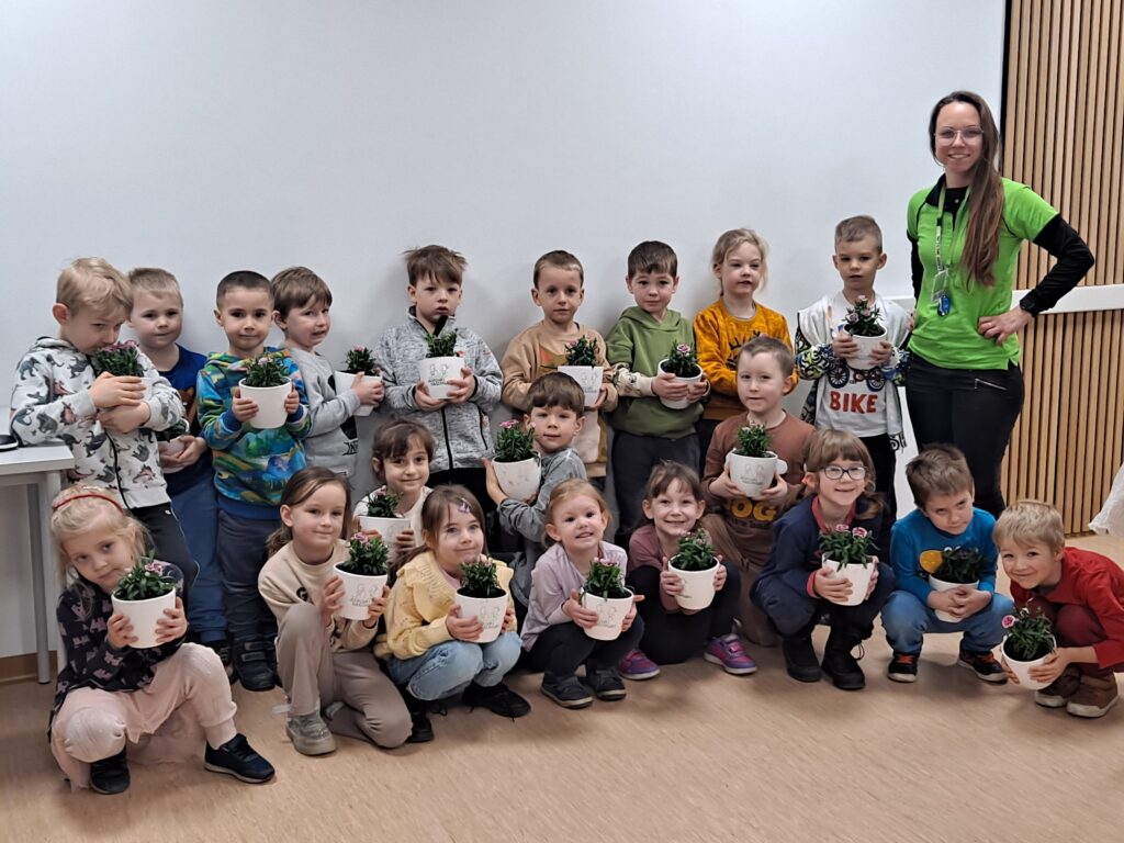 zdjęcie grupowe dzieci i prowadzącej warsztaty